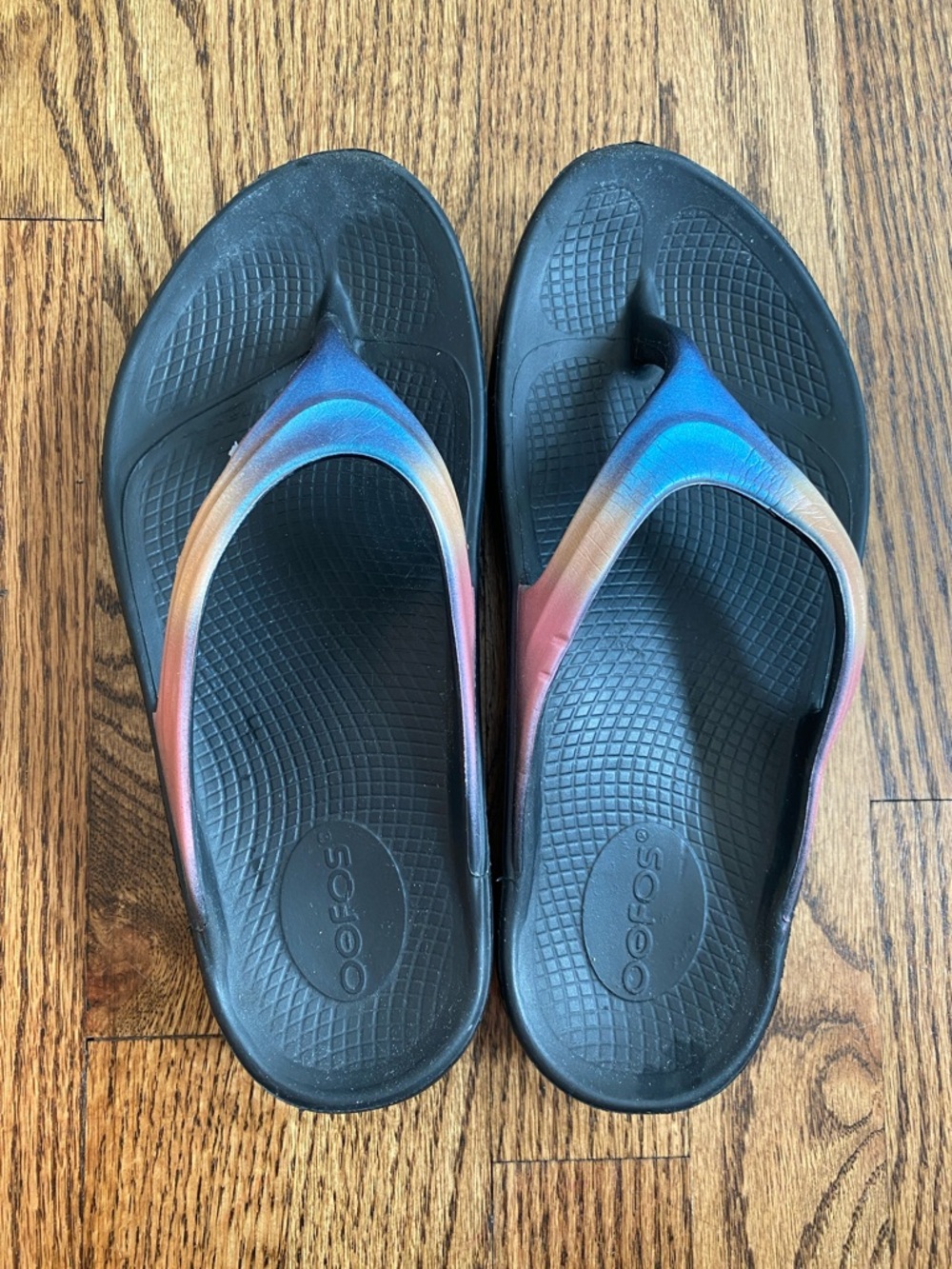 OOFOS women’s Oolala Luxe sandals, size 6. Excellent condition